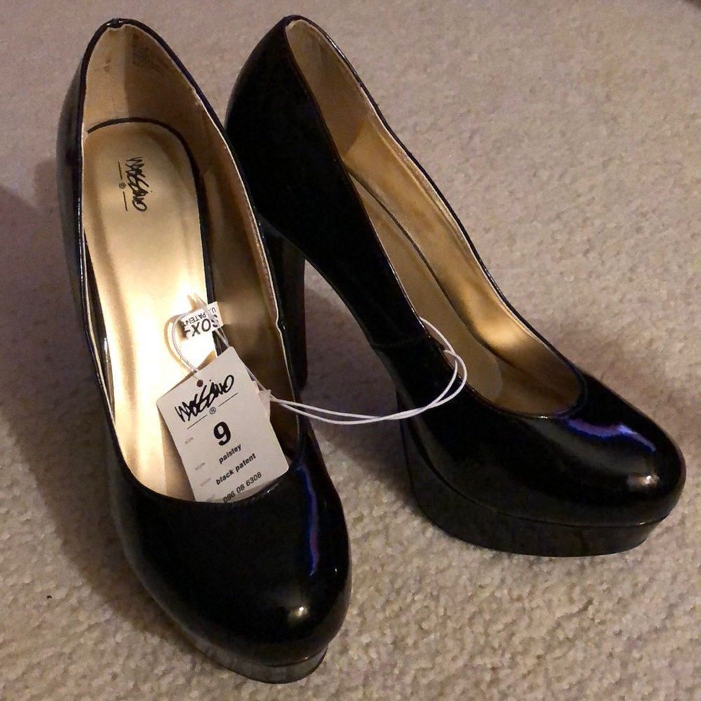 MOSSIMO BLACK PATENT LEATHER HEELS